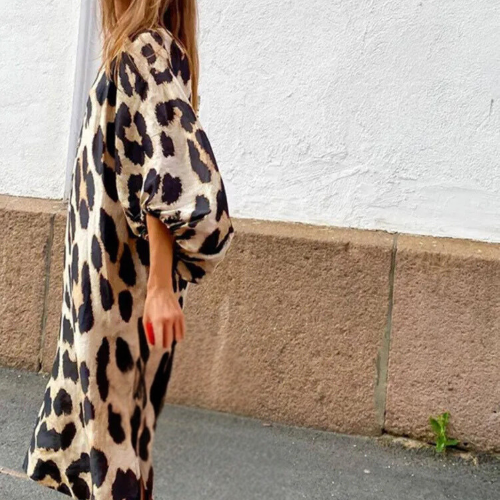 Mira – Leopard Print Dress with Relaxed Fit