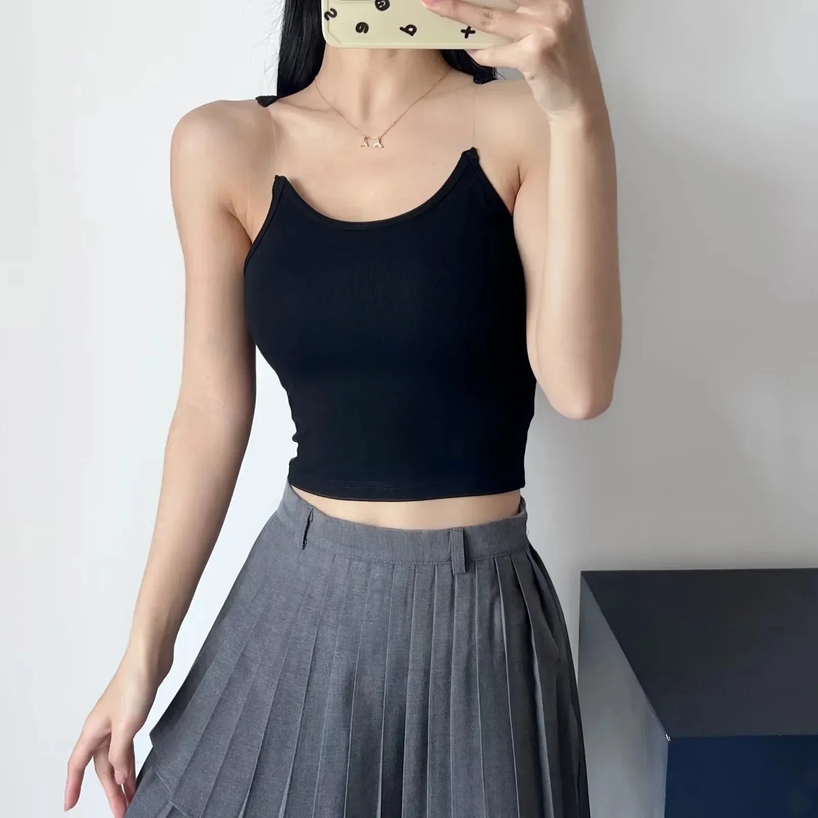 Mia – Sleek Cropped Tank Top with Rounde Neckline