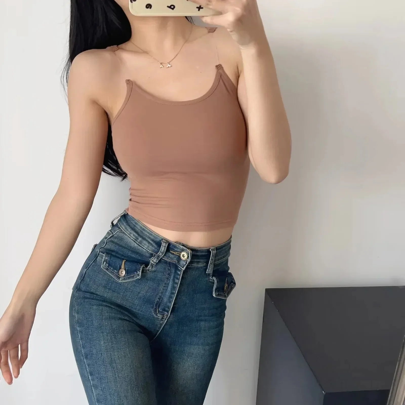 Mia – Sleek Cropped Tank Top with Rounde Neckline