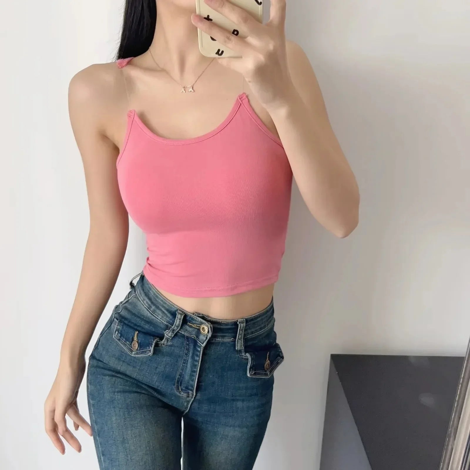 Mia – Sleek Cropped Tank Top with Rounde Neckline