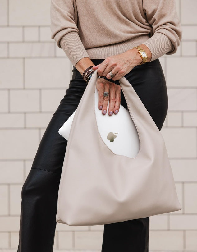 Lyra - Sleek and Spacious Shoulder Bag for Casual Elegance