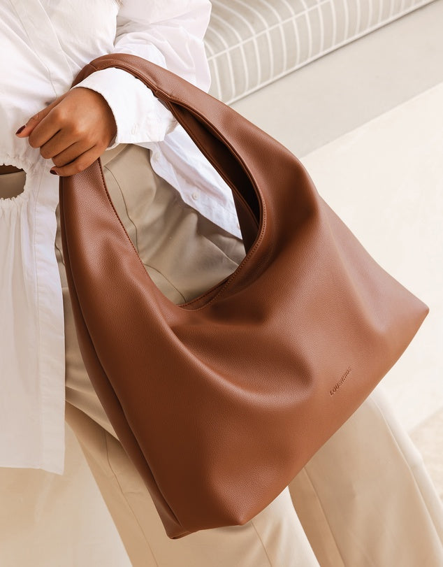 Lyra - Sleek and Spacious Shoulder Bag for Casual Elegance